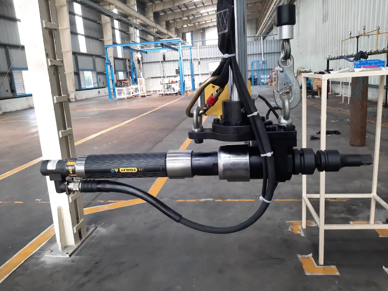 Tightening station with torque monitoring