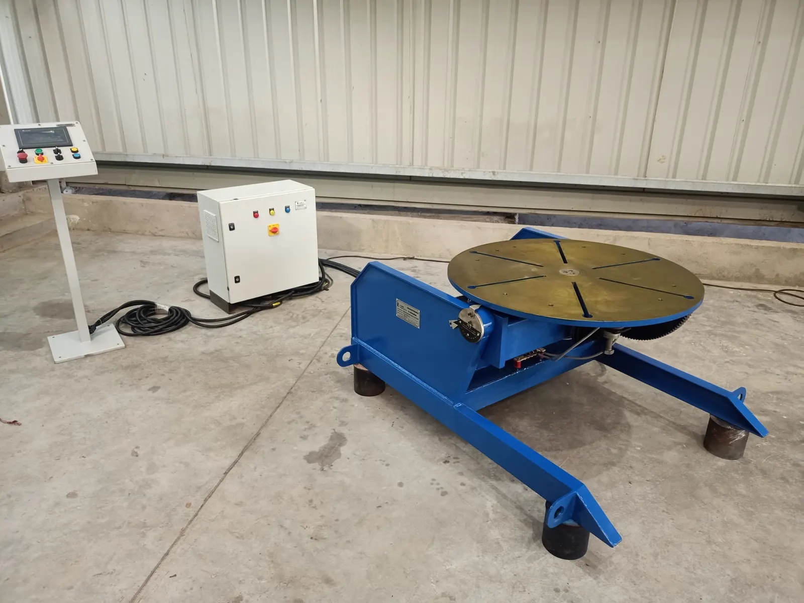 Servo positioner loaded with a customer component