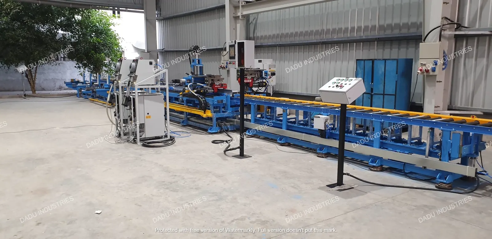 Automated insulation wrapping station for busbars